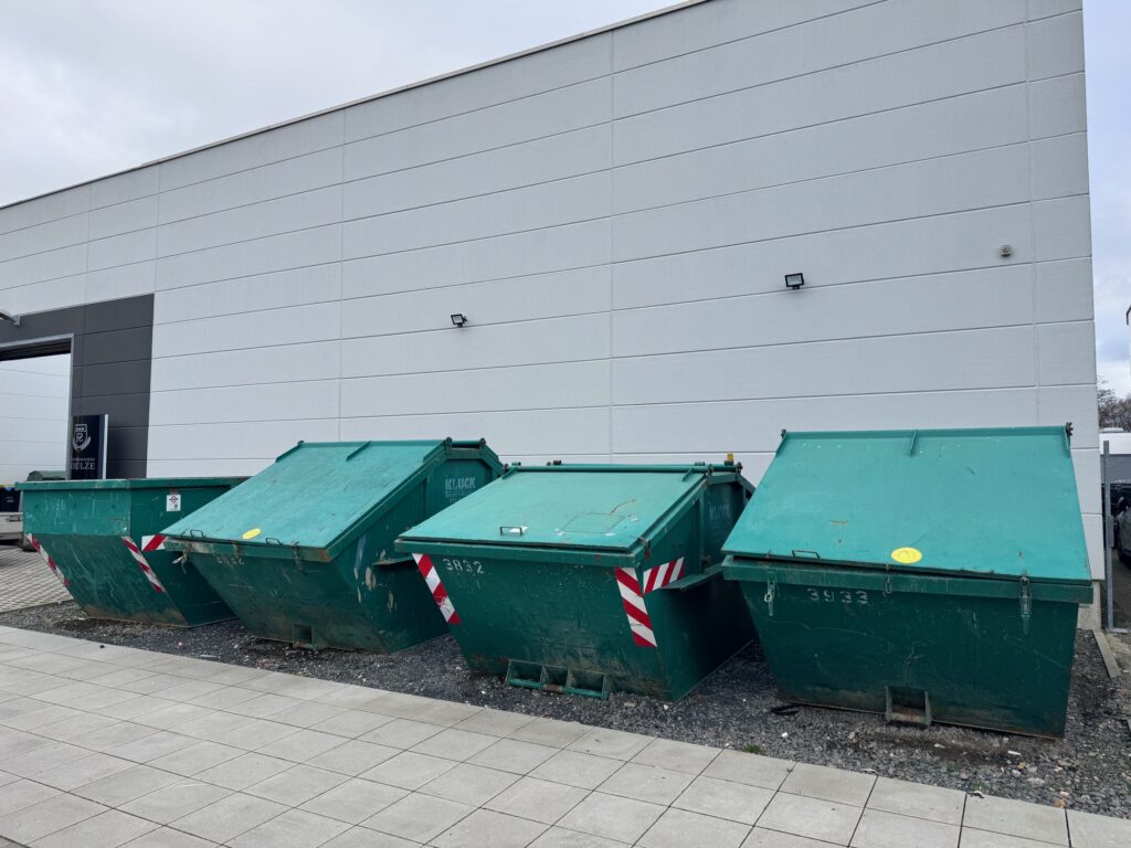 Container zur umweltgerechten Entsorgung bei Fensterkonzepte Schulze in Köln