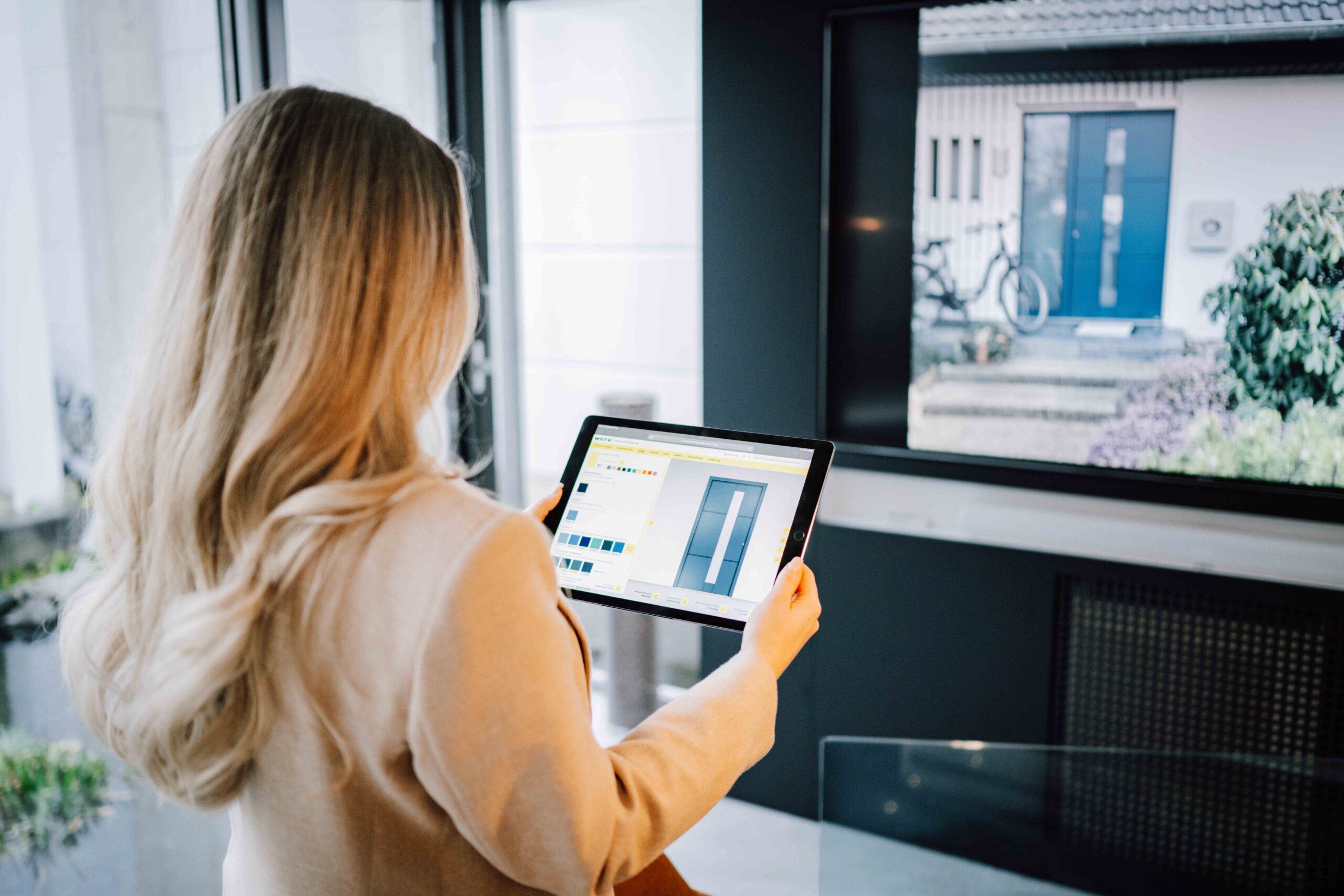 Fotomontage einer neuen Haustür am bestehenden Haus – realistische Vorschau zur Haustürmodernisierung.