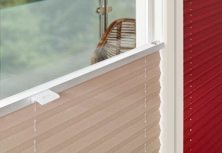 Maßgefertigtes Plissee am Fenster – flexibler Sicht- und Sonnenschutz für ein wohnliches Raumgefühl.