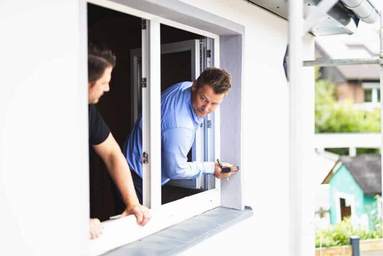 alt="Schadenbesichtigung und Annahme im Kundendienst – schnelle Terminvergabe, fachgerechte Einschätzung und persönliche Betreuung durch Fensterkonzepte Schulze in Köln. Direkt Hilfe bei Fenster- und Türschäden erhalten."