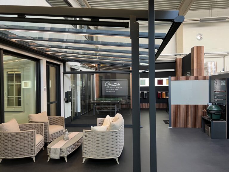 alt="ERHARDT T100 Terrassendach mit schlanker Aluminiumkonstruktion – klassisches Design für zuverlässigen Sonnen- und Regenschutz"