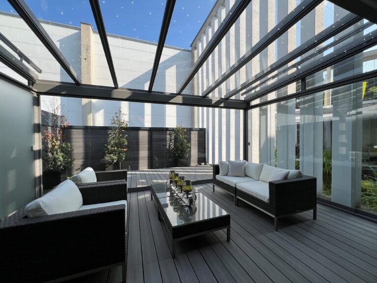 alt="Hochwertiges Terrassendach aus Aluminium als stilvolle Überdachung für die Terrasse im Garten – idealer Sonnen- und Regenschutz in Köln"
