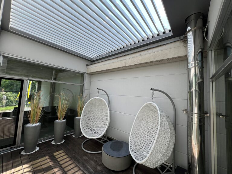 alt="Lamellendach QUBE mit motorisch verstellbaren Lamellen – stilvolle Terrassenüberdachung mit flexiblem Wetterschutz in hochwertigem Design"