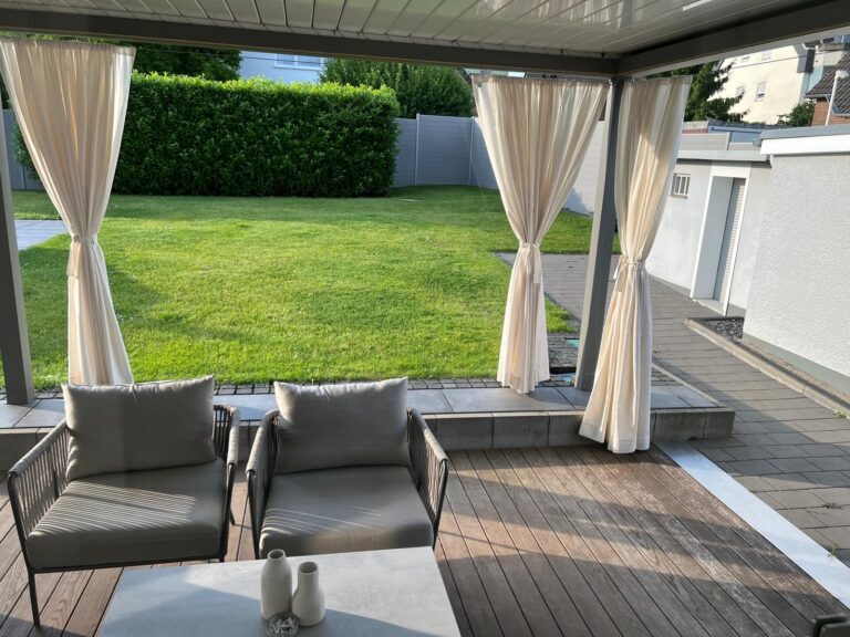 alt="ERHARDT QUBE Lamellendach mit drehbaren Aluminium-Lamellen – moderner Sonnen- und Regenschutz für die Terrasse"
