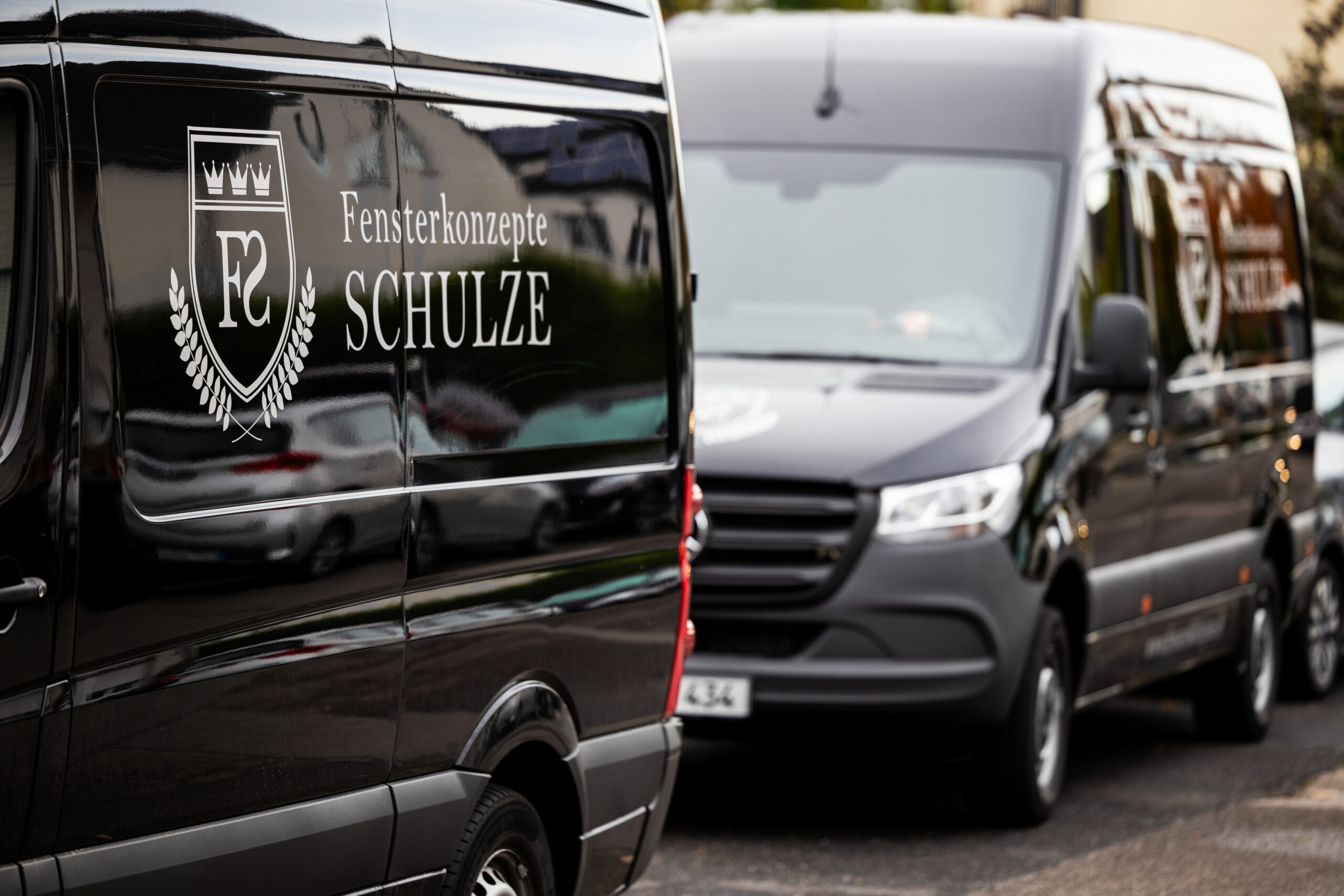 Kundendienst in Köln – Techniker von Fensterkonzepte Schulze führt professionelle Wartung und Reparatur von Fenstern und Türen durch, inklusive Funktionsprüfung und Dokumentation für langfristige Qualität.