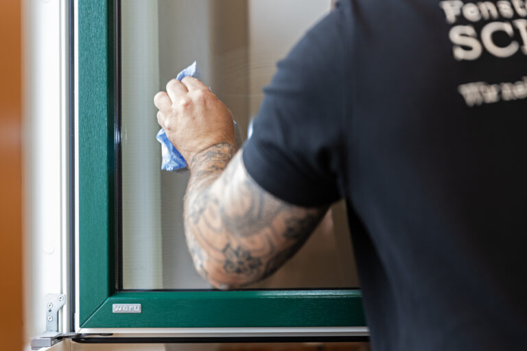 alt="Fenster fachmännisch austauschen lassen – inklusive Demontage und Entsorgung"
