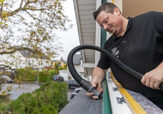 alt="Einbau moderner Fenster mit 3-fach-Verglasung in Köln"