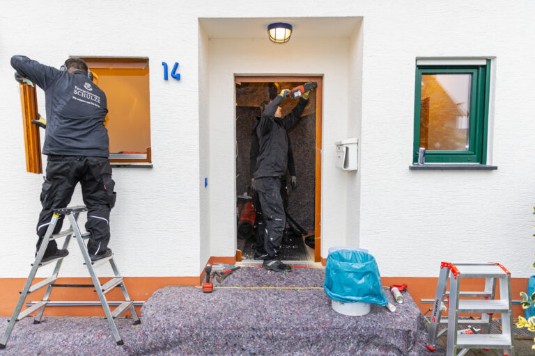 alt="Präziser Haustüreinbau durch Fensterkonzepte Schulze in Köln"