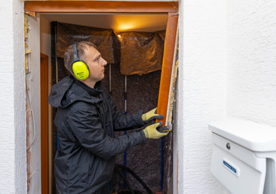 Haustürmontage mit Dämmung und Sicherheitsverriegelung in Köln