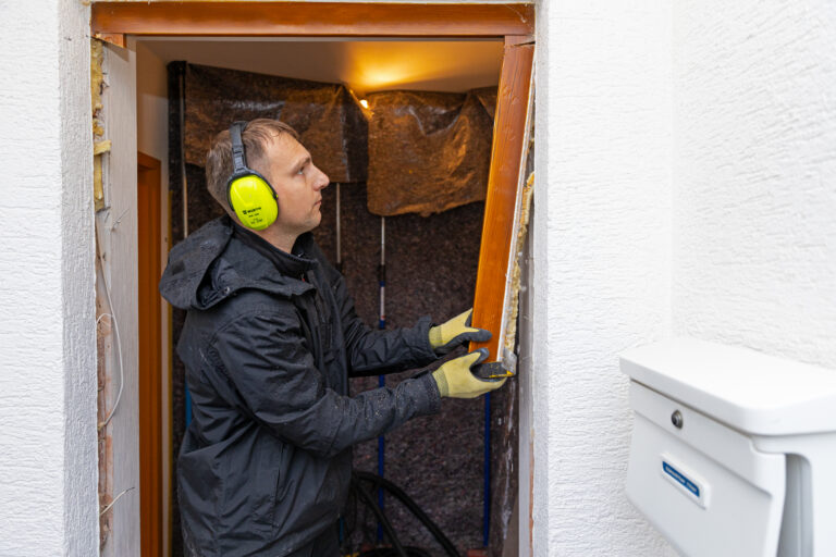 alt="Haustürmontage mit Dämmung und Sicherheitsverriegelung in Köln"
