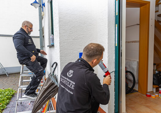 Erfahrener Handwerksbetrieb montiert Haustür in Kölner Bestandsimmobilie