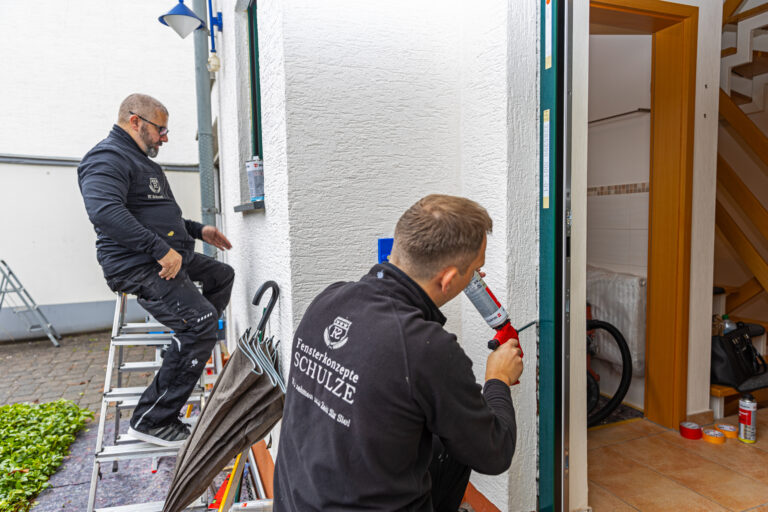 alt="Erfahrener Handwerksbetrieb montiert Haustür in Kölner Bestandsimmobilie"