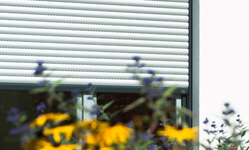 alt="Aufsatzrollladen mit integriertem Insektenschutz für mehr Wohnkomfort"