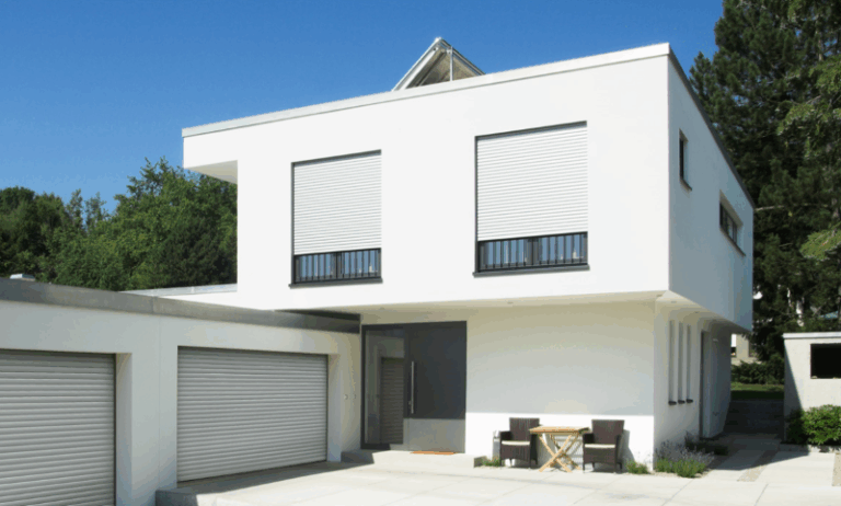 alt="Moderne Aufsatzrollladen von ROMA in weißer Standardfarbe an Neubau"