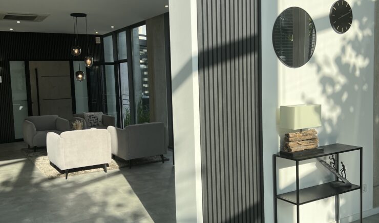 alt="Moderne Ausstellung in Köln – Fenster, Türen, Markisen und mehr entdecken"