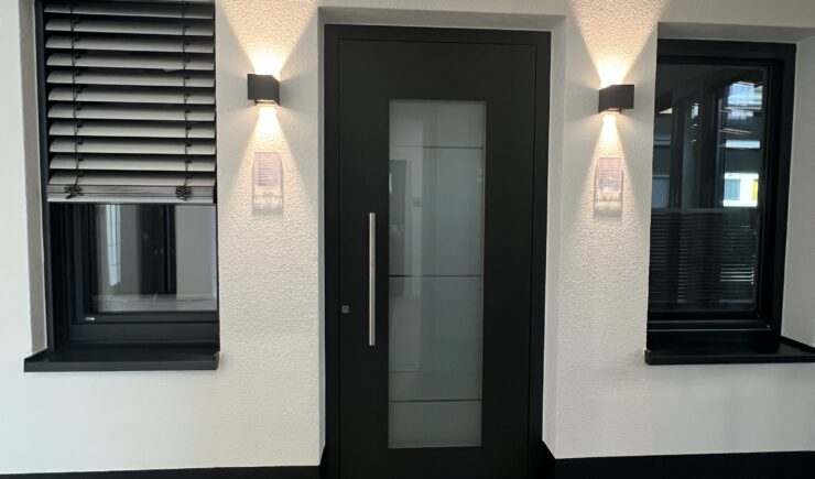 alt="Unsere Ausstellung in Köln – Erleben Sie Haustüren und Fenster live vor Ort"
