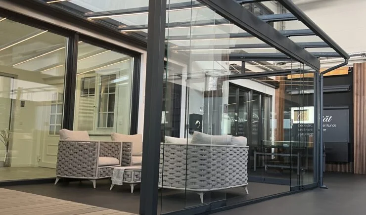 alt="Elegantes Terrassendach in Glas-Ausführung – stilvoller Schutz für Ihren Lieblingsplatz"