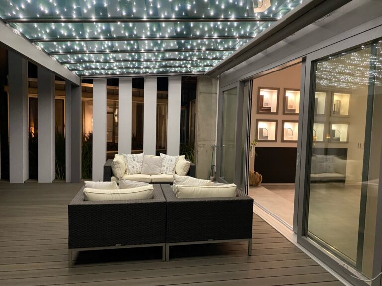 alt="Designlösung INTEGRAL von ERHARDT – elegantes Terrassendach ohne sichtbare Technik für eine klare, kubische Optik am Haus"