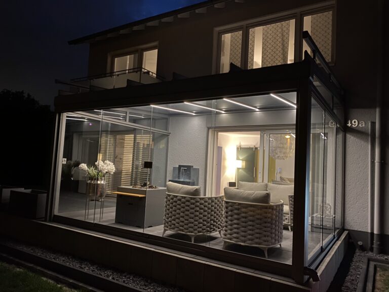 alt="Flachdach-Terrassenüberdachung ERHARDT INTEGRAL – modernes Aluminiumdach mit verdeckter Statik und integriertem Wasserablauf"