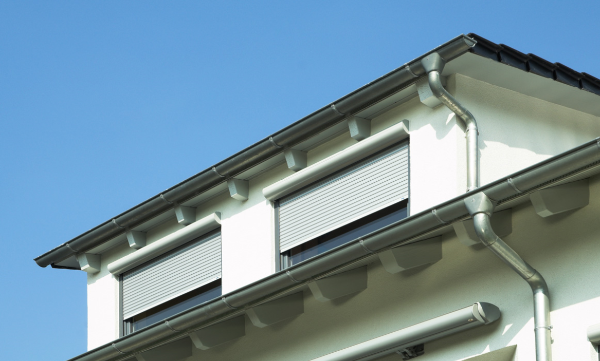 Moderner Vorbau-Rollladen von Fensterkonzepte Schulze in Köln – elegante Aluminiumkassette mit Wärmedämmung und Lärmschutz. Ideal zur nachträglichen Montage bei Sanierungen und Modernisierungen.