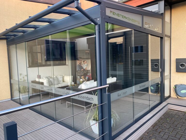 alt="Terrassendach ERHARDT T150 mit robuster Statik – ideal für größere Spannweiten und hohe Schneelasten in schlichter Optik"