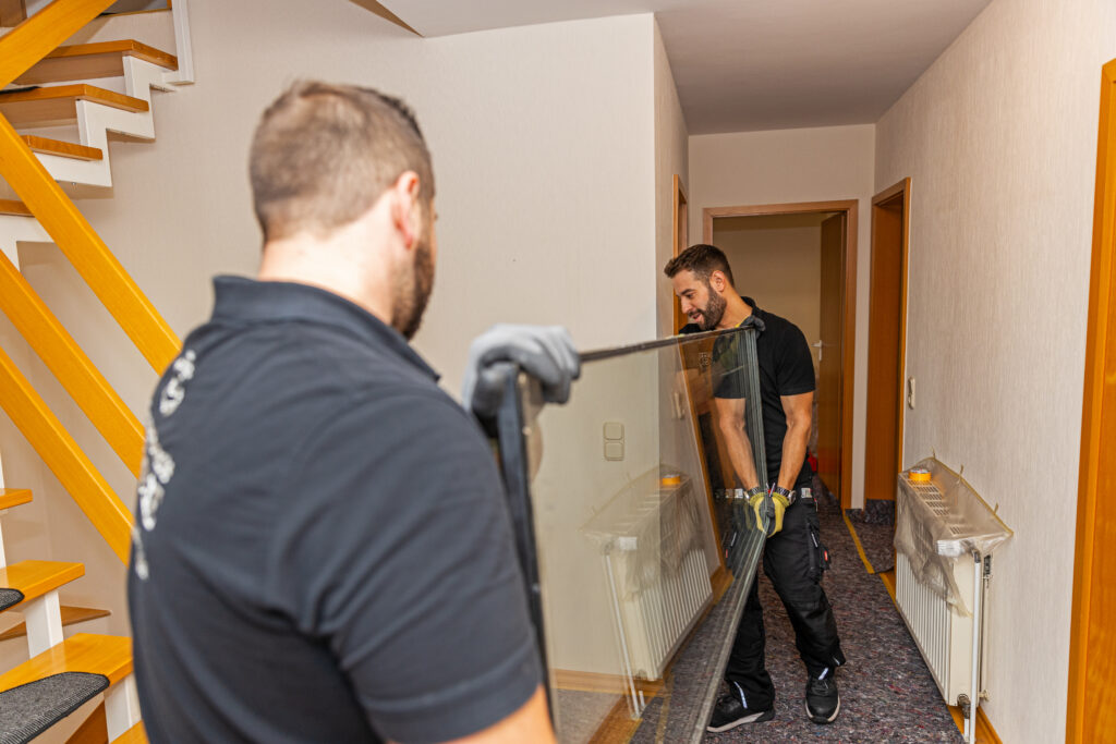 Sorgfältige Montage einer hochwertigen Haustür durch Fensterkonzepte Schulze