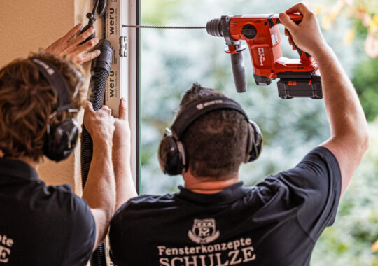 Alt="Hochwertige Haustüren und Fenster vom zertifizierten Partnerbetrieb"