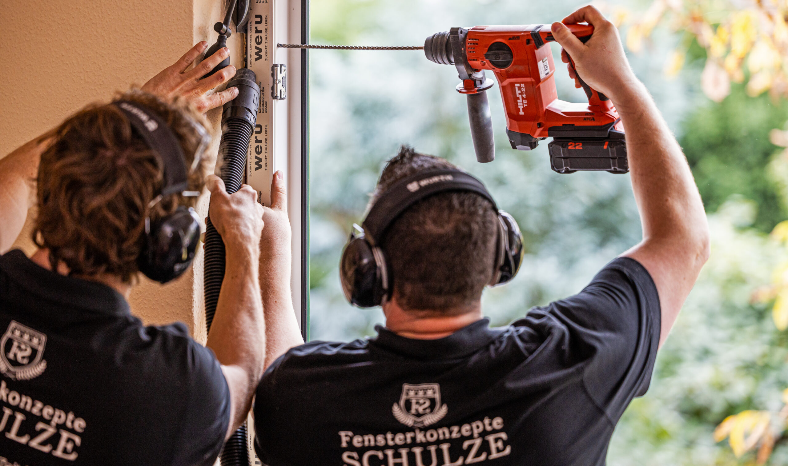 Alt="Hochwertige Haustüren und Fenster vom zertifizierten Partnerbetrieb"