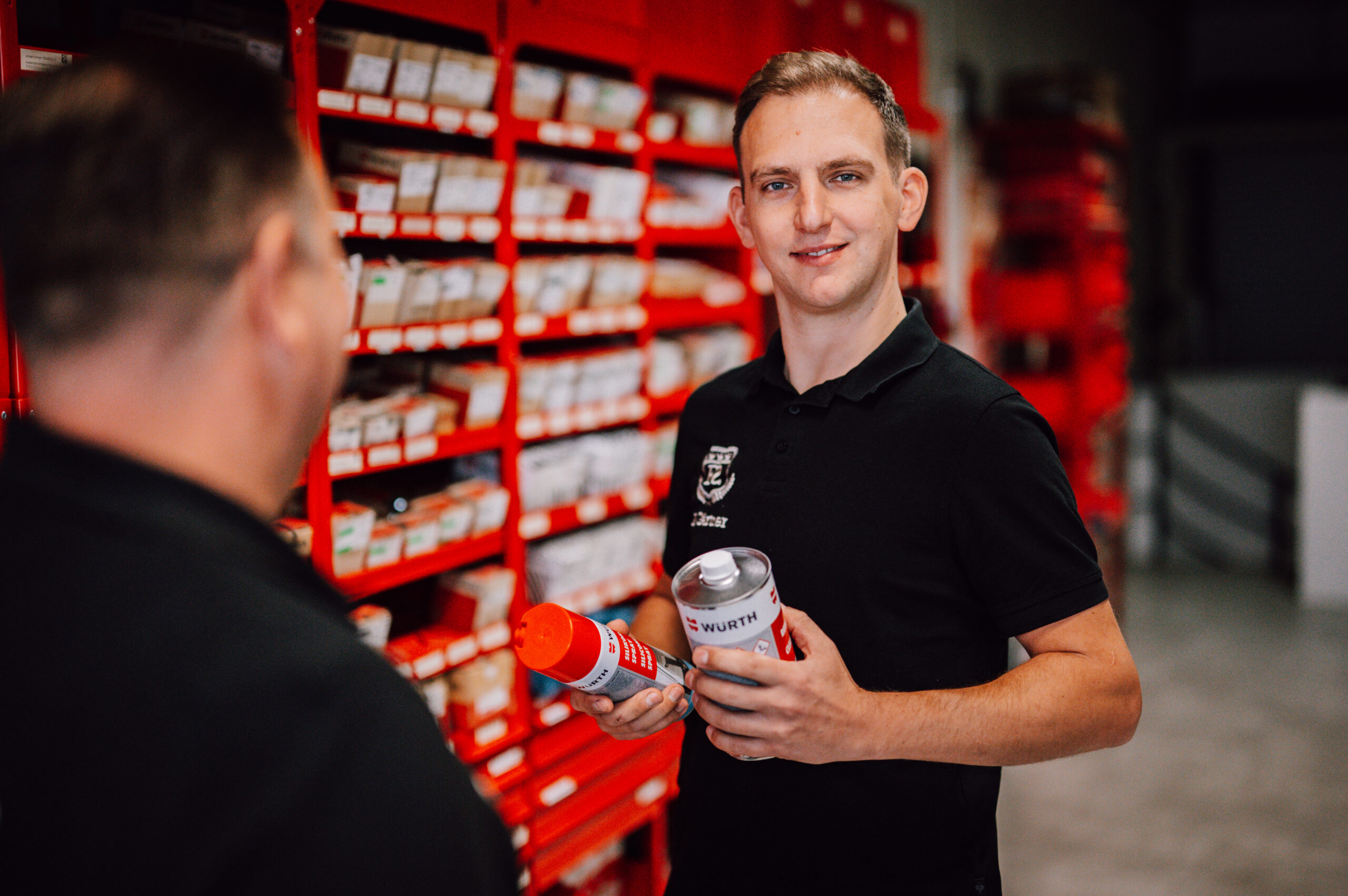 Kundendienst-Techniker prüft Dichtungen und Beschläge – Fensterwartung vom Fachbetrieb aus Köln