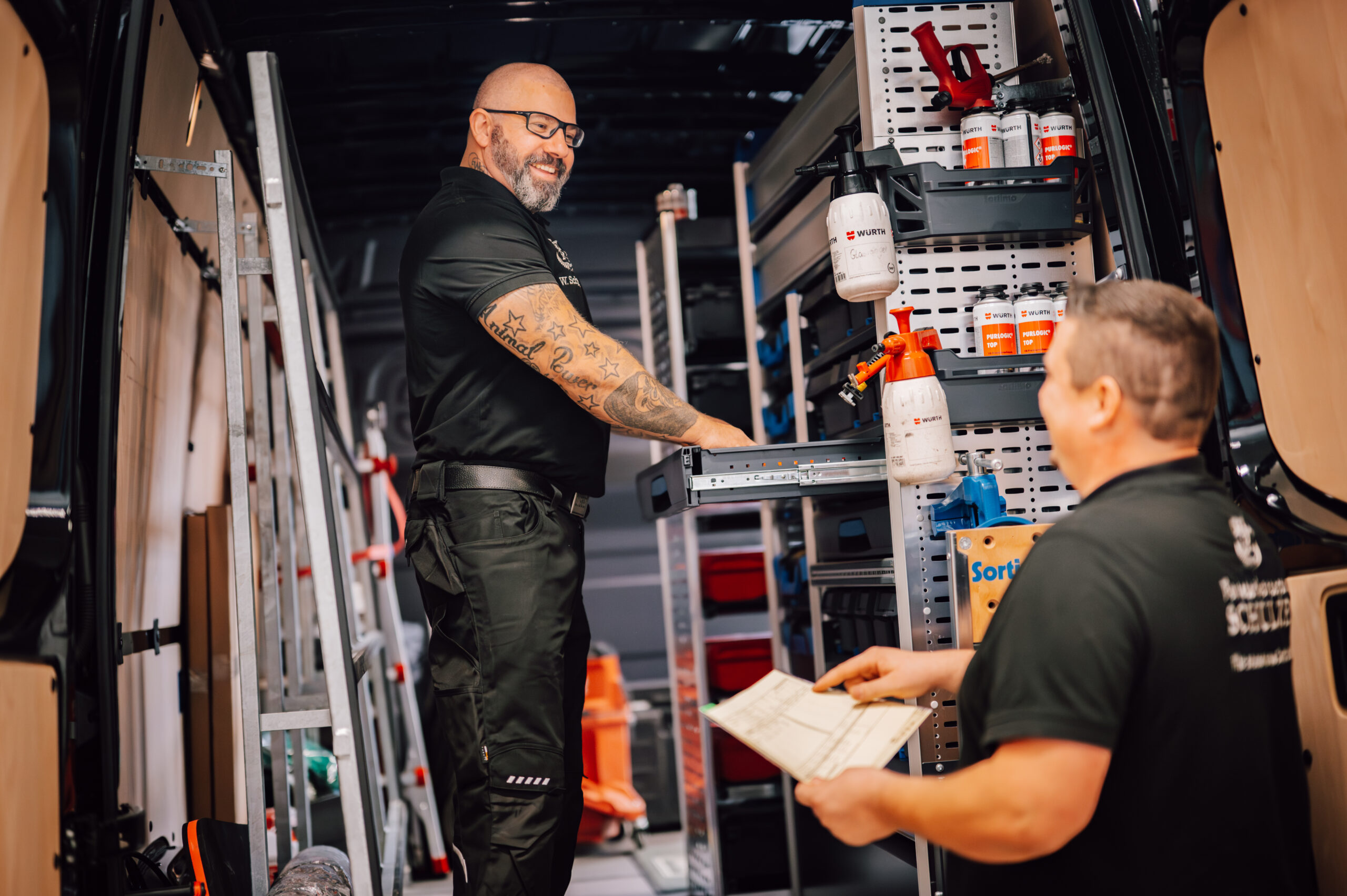 Fensterbeschlag wird eingestellt – Kundendienst für leichtgängige Fenster durch erfahrene Monteure in Köln