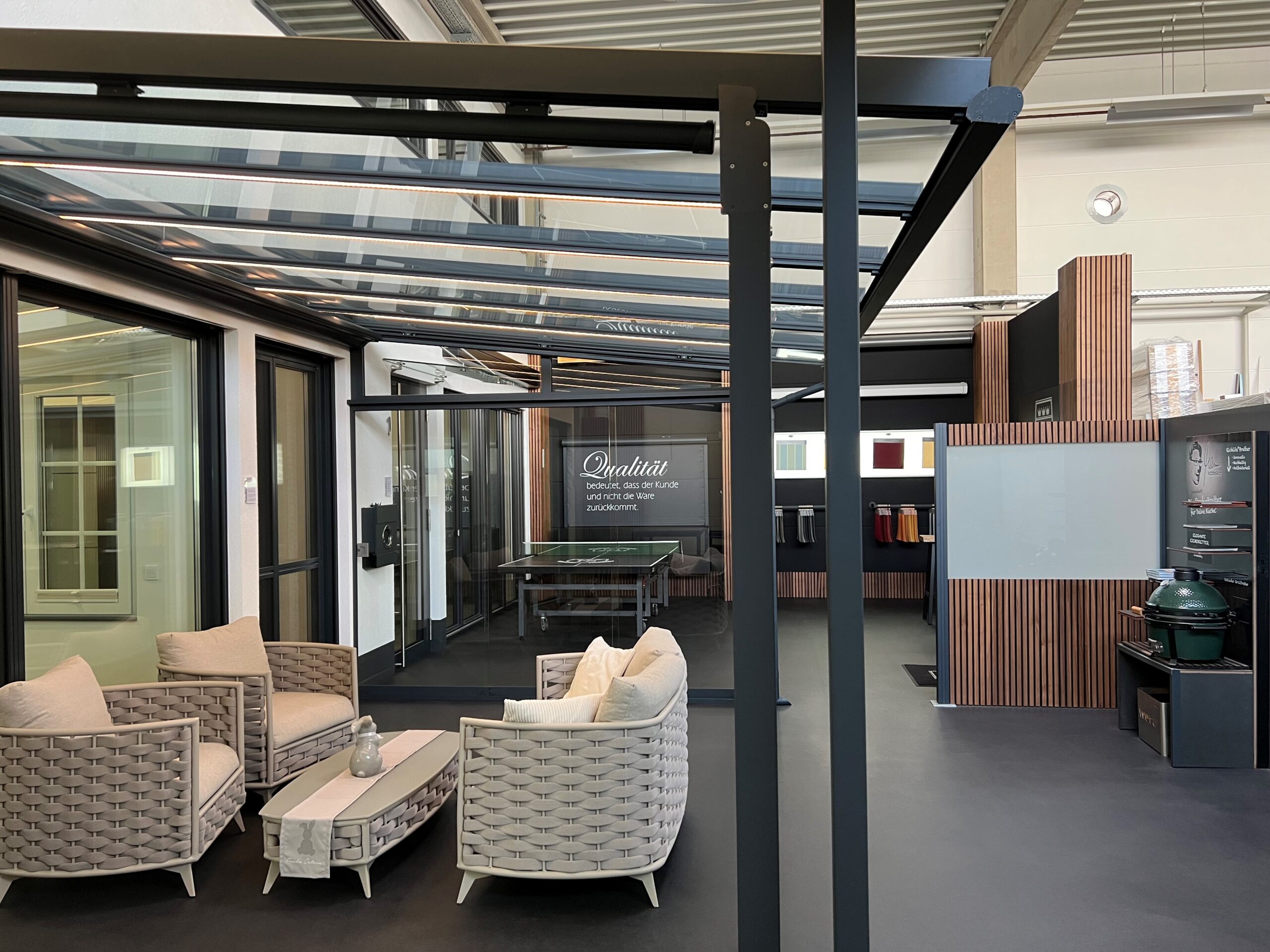 Modernes ERHARDT Terrassendach mit Glaswänden in Köln – eleganter Wetterschutz für Terrasse und Garten. Maßgefertigt, pflegeleicht und ideal zur Modernisierung bestehender Häuser.