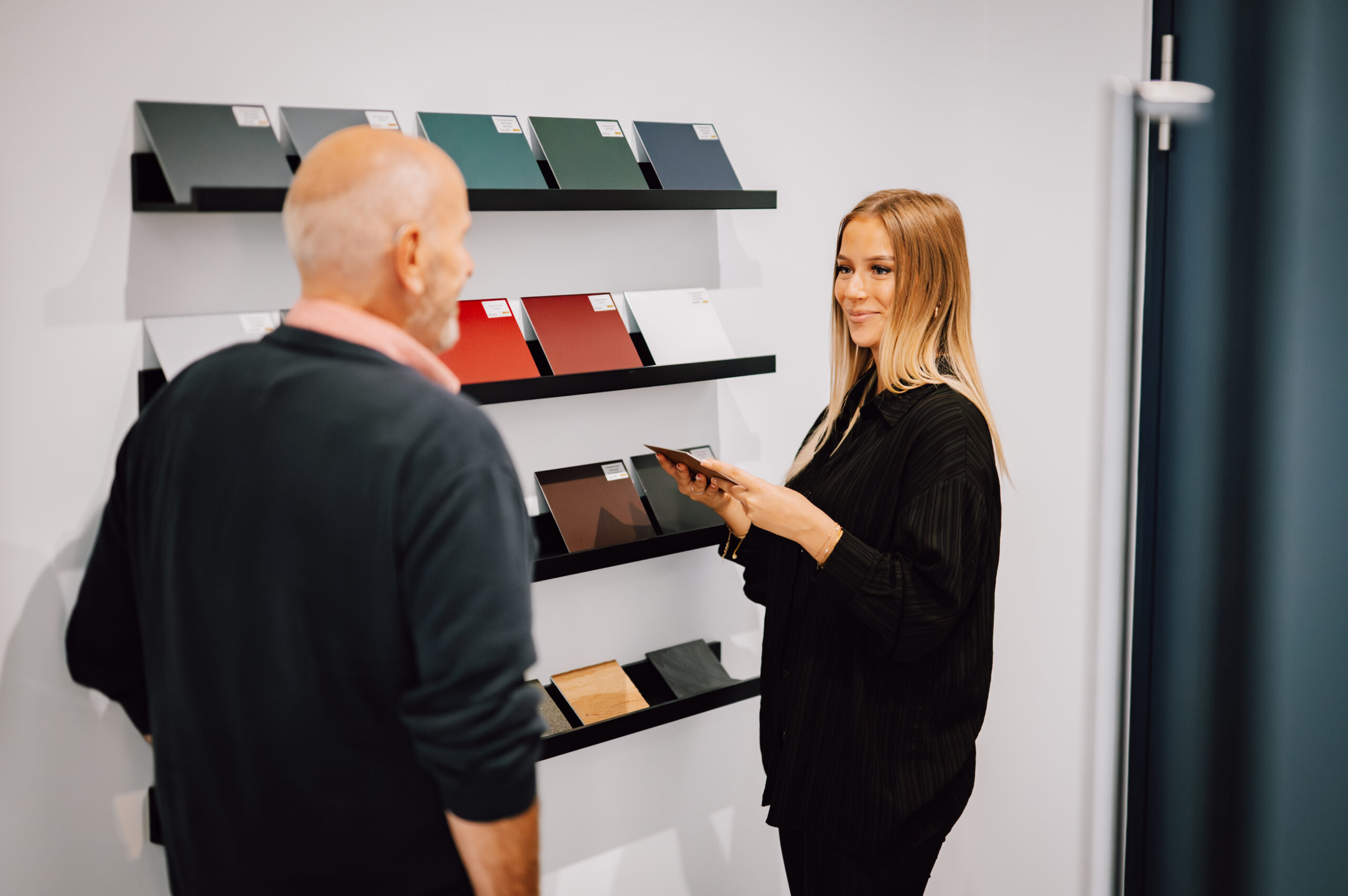 Farbberatung für Haustüren – Auswahl verschiedener Aluminiumfarben und Oberflächen im Studio.