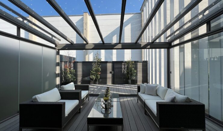 ERHARDT Terrassendach in Köln – individuelle Maßanfertigung mit großer Farbvielfalt, harmonisch abgestimmt auf Haus und Garten. Hochwertiges Aluminiumdach mit Glas, ideal für Modernisierung und Wetterschutz im Alter.