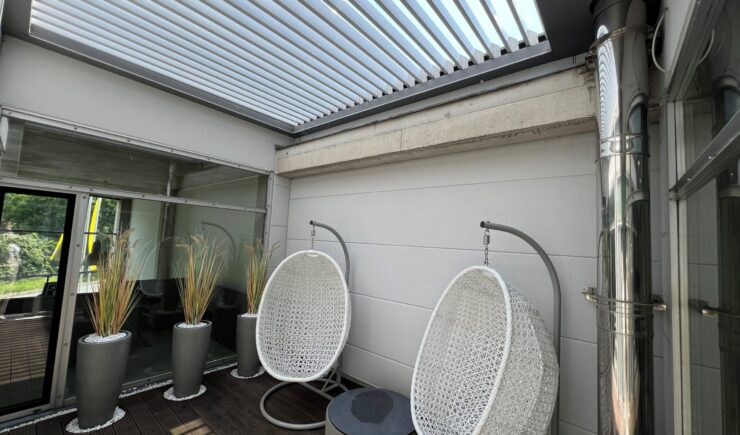 ERHARDT Terrassendach mit integrierter Markise in Köln – Sonnenschutz und Regenschutz in einem. Individuelle Farbgestaltung, langlebige Aluminiumkonstruktion, perfekt für Hausbesitzer 60 plus.