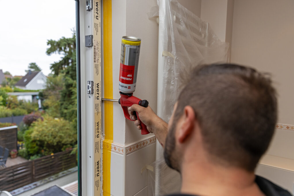 Professionelle Fenstermontage bei einer Haussanierung durch erfahrene Handwerker