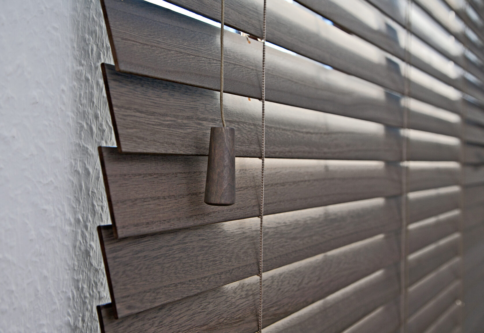 Innenjalousien mit verstellbaren Lamellen – Lichtsteuerung und Sichtschutz für angenehmes Tageslicht.