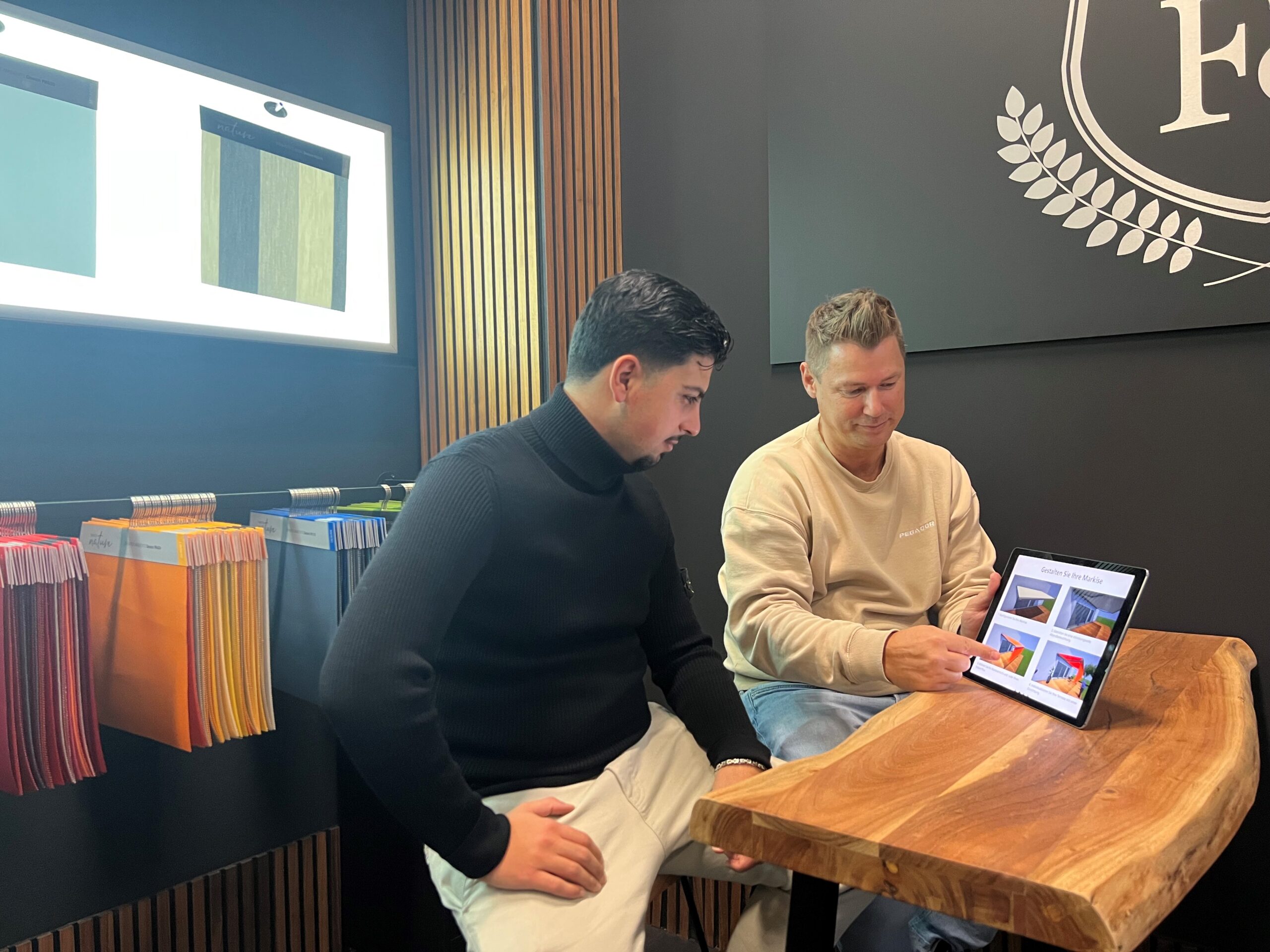 Moderne Pergola-Markise als stabiler Sonnen- und Regenschutz für Terrasse in Köln