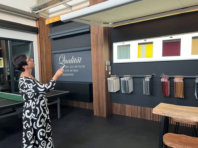 Sonnenschutz- und Markisen-Ausstellung mit Mustertüchern bei Fensterkonzepte Schulze in Köln