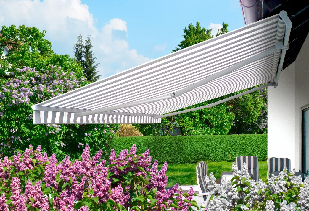 Terrasse mit Markise und geschütztem Sitzbereich im Garten