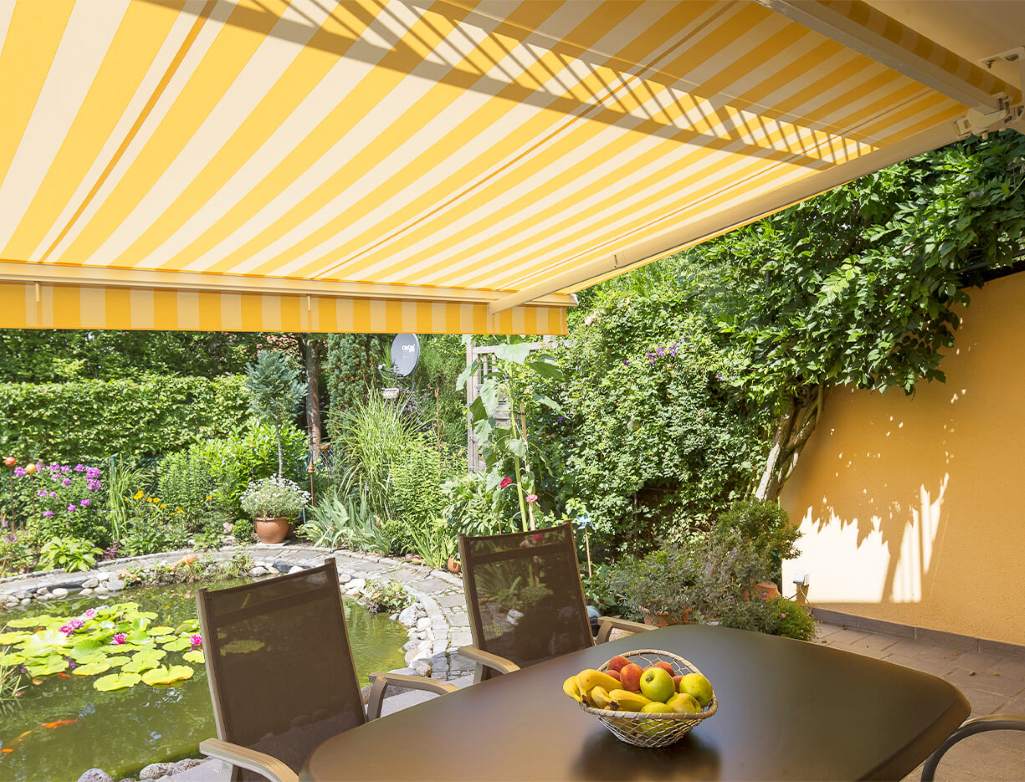 Offene Markise für Terrasse oder Balkon mit modernem Sonnenschutz und flexibler Beschattung ohne Kassette