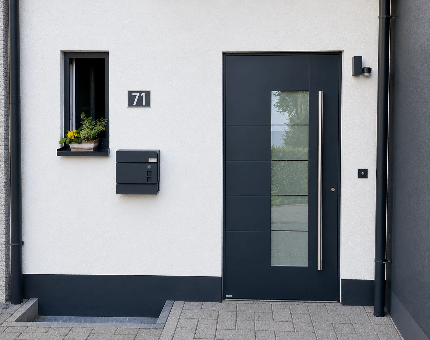 Älteres Paar sitzt entspannt unter einer modernen Markise auf der Terrasse in Köln