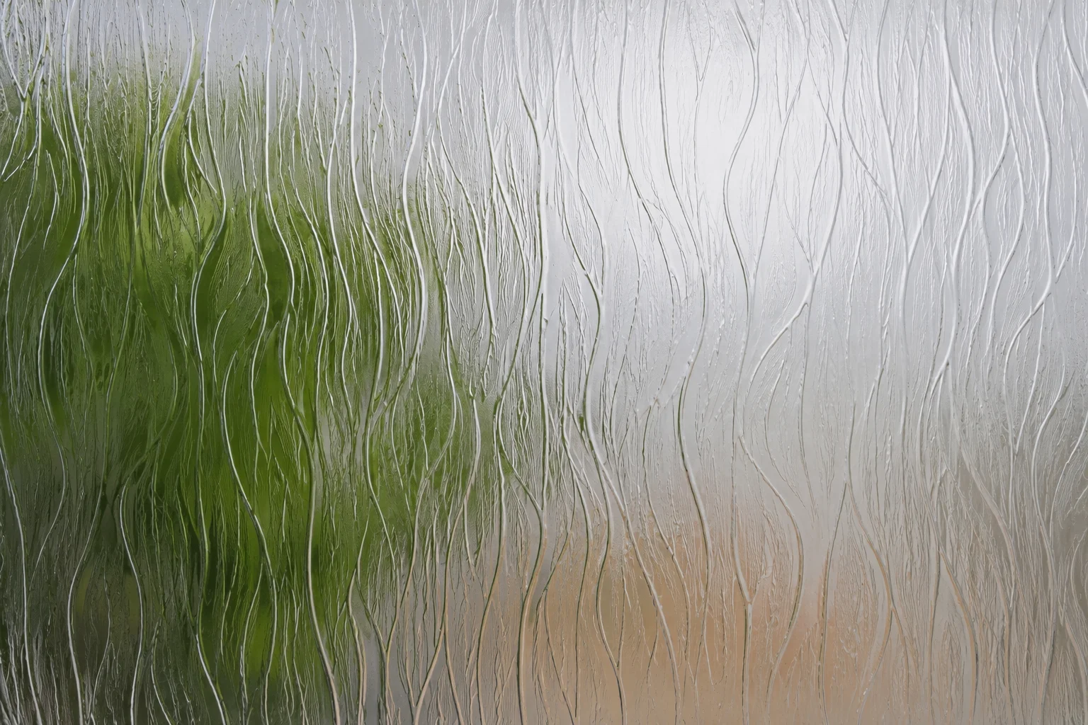Uadi Designglas mit wellenartiger Struktur